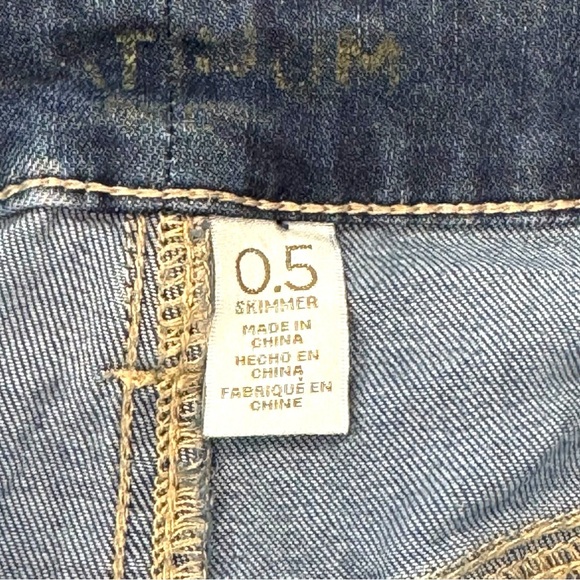 Chico’s 0.5(6) Platinum Denim Collection
Sequin/Floral Embroidery Skimmer Jean - Picture 7 of 9